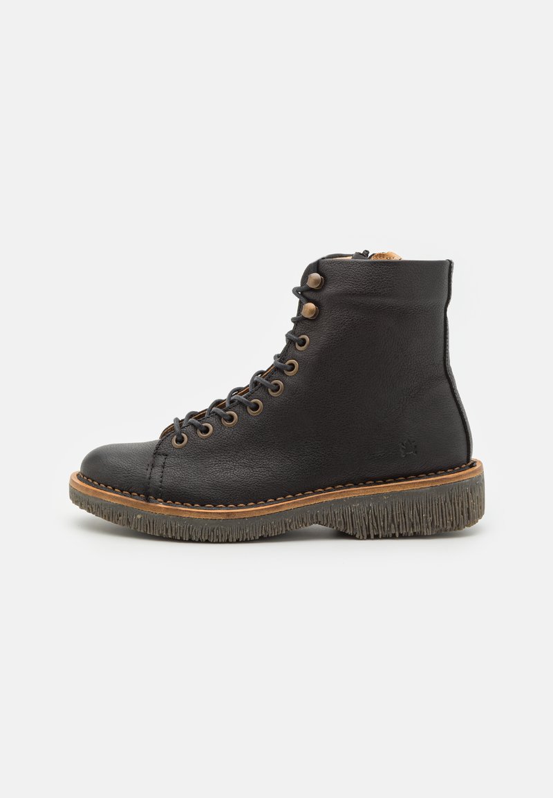 Botas de cuero negras hasta el tobillo con un acabado texturizado, que presentan cordones marrones, ojetes de bronce y una suela robusta de color marrón claro. Punta reforzada.