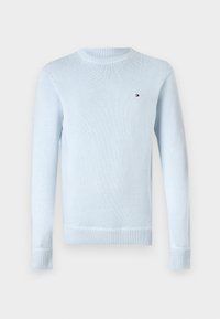 Pull en tricot bleu clair à encolure ronde, avec des poignets et un ourlet côtelés, arborant un petit logo sur la poitrine. Tissu lisse et texturé.