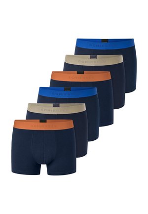 Cinq boxers pour hommes bleu marine avec des ceintures orange, beige et bleue, disposés en ligne décalée.