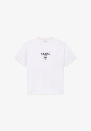 Bílé bavlněné tričko s krátkými rukávy, na přední straně s černým logem „GUESS“ a červenými akcenty ve tvaru trojúhelníku.