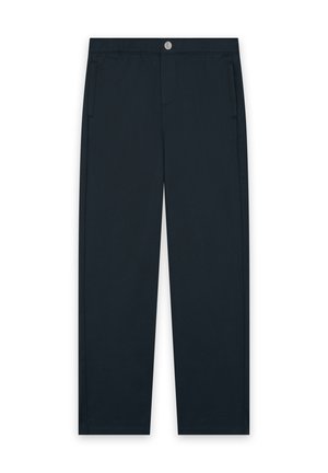 Donkerblauwe broek met rechte pijpen, zijzakken en een knoopsluiting aan de voorkant op een witte achtergrond.