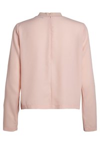 Rosa, langärmlige Bluse mit hohem Kragen, glatter Textur und verstecktem Reißverschluss auf der Rückseite. Gerader Saum, keine sichtbaren Muster oder Verzierungen.