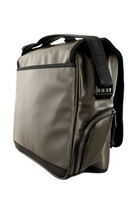 Sac messager étanche gris avec une texture lisse, accents noirs, anse supérieure, bandoulière ajustable et une poche zippée sur le côté.