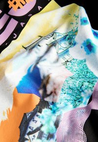 Grafisk stof med et collage-design i levende farver som blå, orange og gul, der viser arkitektoniske og naturlige billeder.