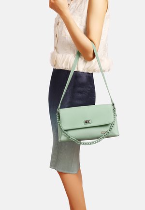 Borsa in pelle verde menta con una tracolla intrecciata, forma rettangolare e chiusura a pattina con un accento in metallo argentato.