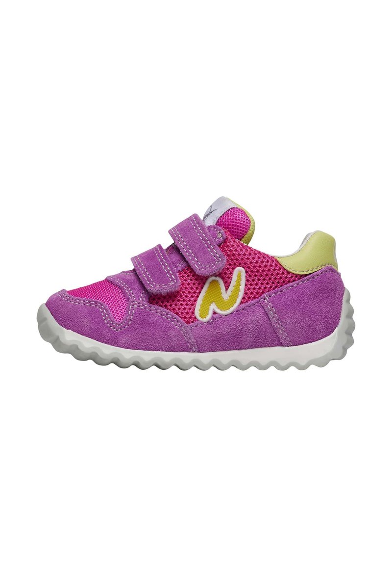 Sneaker viola in suede con pannelli in rete, due strappi in Velcro, accenti bianchi e verdi, e una suola in gomma texturizzata.