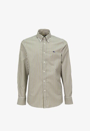 Gestreept overhemd met groene en witte verticale strepen, lange mouwen en een puntige kraag. Bevat een klein blauw logo op de borst.