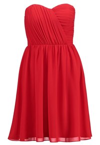 Robe rouge bustier plissée avec taille froncée, jupe fluide tombant juste au-dessus du genou.