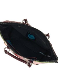 Vista interna di una borsa a tracolla in pelle bordeaux, con una fodera in tessuto nero, una zip argentata e dettagli decorativi colorati all'esterno.