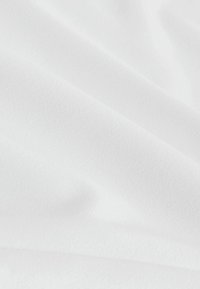 Hvidt stof med en blød, glat tekstur, der viser subtile folder og en ensartet mat finish over det hele. Ingen synlige mønstre eller accenter.