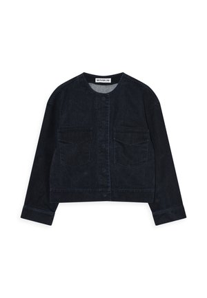 Mörk denimjacka med rund hals, framknäppning och två bröstfickor. Har en kortad design och enkla sömnadsdetaljer.