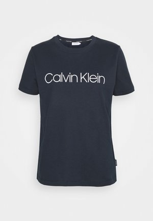 Námořnická modrá bavlněná tričko s kulatým výstřihem, krátkými rukávy a bílým logem "Calvin Klein" potisknutým na hrudi.