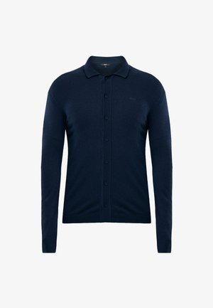 Navyblaue Langarm-Cardigan mit Knöpfen, einem Kragen und einem dezenten Markenlogo auf der Brust, vor einem weißen Hintergrund präsentiert.