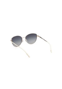 Gafas de sol de forma de ojo de gato con un marco metálico rosa, lentes grises degradados y brazos en color crema con acentos de patrón sutil.