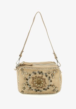 Borsa a tracolla in pelle beige con chiusura a zip, decorata con motivi circolari di borchie in argento, oro e bronzo e abbellimenti floreali in metallo.
