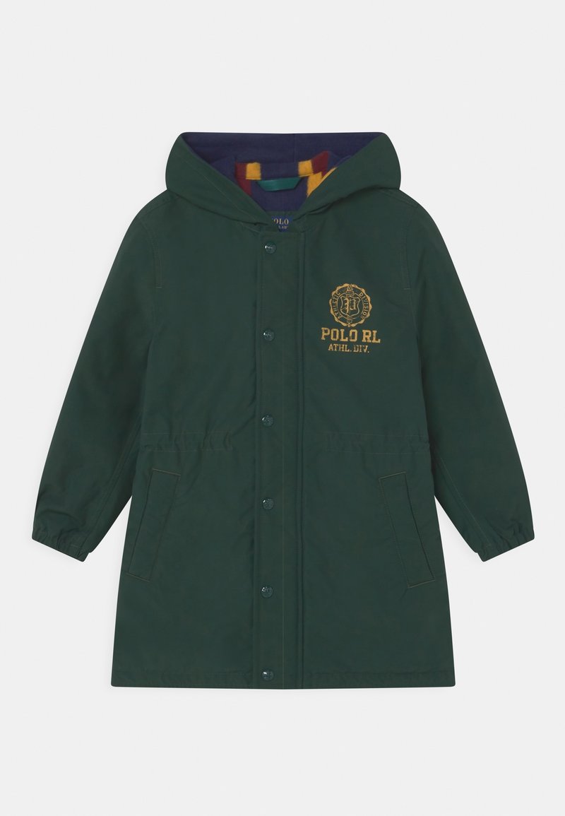 Veste longue verte à capuche avec fermeture éclair et boutons-pression, poignets élastiques, deux poches avant et logo de marque brodé en doré.