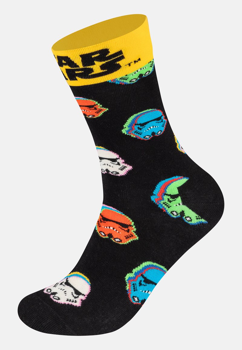 Schwarze Socken mit einem gelben Bund, die bunte Cartoon-Fahrzeugmuster in Blau, Grün, Rot, Pink und Weiß zeigen. Aus weichem Stoff, knöchellanges Design.