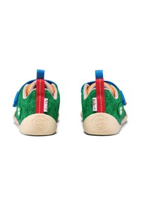 Scarpe di tessuto verde con accenti blu e rossi, cinturini in velcro, punte arrotondate, suole testurizzate e dettaglio del tallone con marchio.