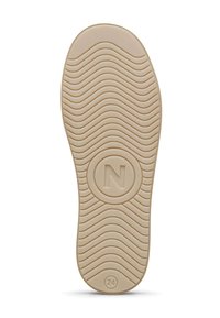 Suola in gomma beige con un motivo a onde. Presenta un logo circolare con una "N" e il numero "24" sul tallone.