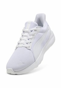 Biały but sportowy z siateczkową cholewką, zapięciem na sznurowadła, wyściełanym kołnierzem i gumową podeszwą z teksturowanym detalem na przodzie.