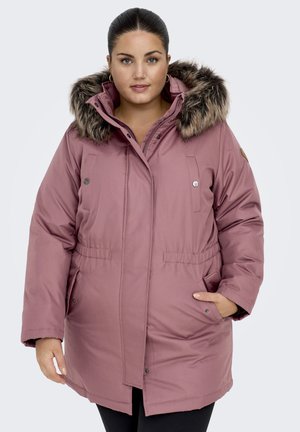 Parka rose poussiéreux, isolée, avec bordure en fausse fourrure sur la capuche, fermetures à pression et à zip, poches latérales et détails de taille élastique.