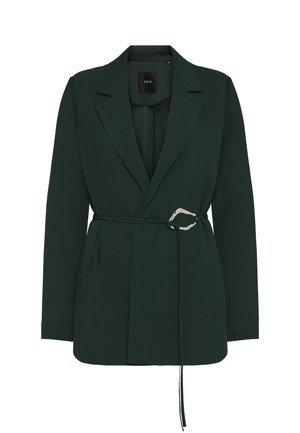 Veste blazer à manches longues vert foncé avec revers crantés et fine ceinture bouclée en argent à la taille, sans boutons visibles.