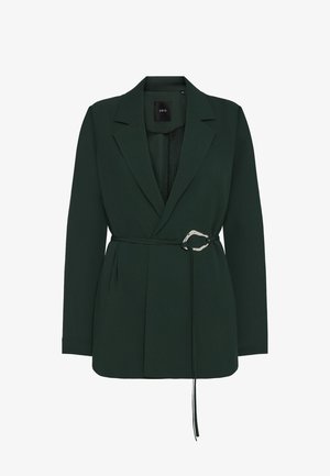 Veste blazer à manches longues vert foncé avec revers crantés et fine ceinture bouclée en argent à la taille, sans boutons visibles.
