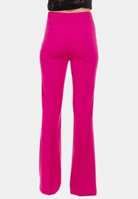 Pantaloni a palazzo fucsia con una texture liscia, vita alta e senza chiusure visibili, caratterizzati da una vestibilità su misura e linee pulite.