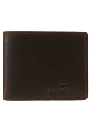 Bruine leren portemonnee met een gladde textuur, voorzien van een reliëflogo en ton-sur-ton stiksels. Compact, bifold ontwerp met afgeronde hoeken.