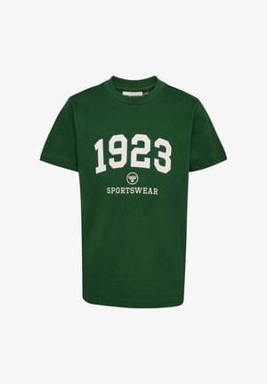 Grön bomullströja med korta ärmar, med vit tryckt text "1923" och "SPORTSWEAR" i ett klassiskt sportigt typsnitt. Rund halsdesign.
