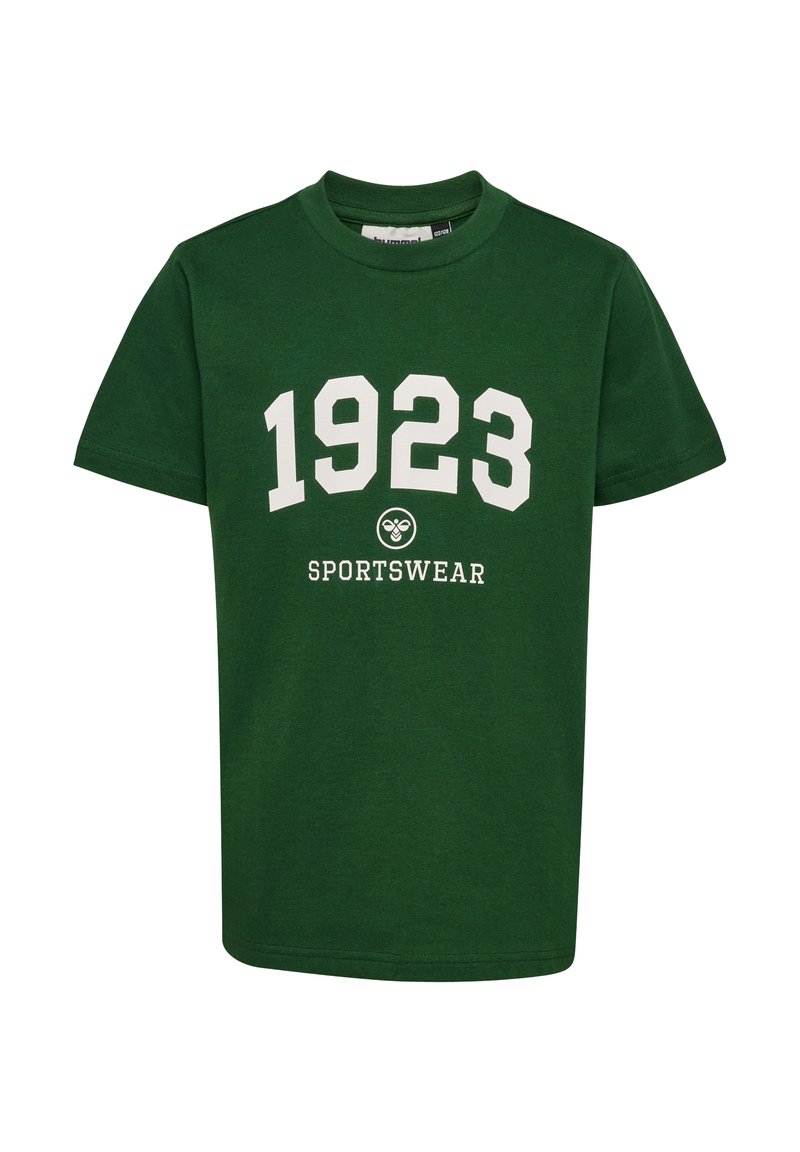 Grøn bomulds T-shirt med korte ærmer, prydet med hvidt trykt tekst "1923" og "SPORTSWEAR" i en klassisk sporty skrifttype. Rund halsudskæring.