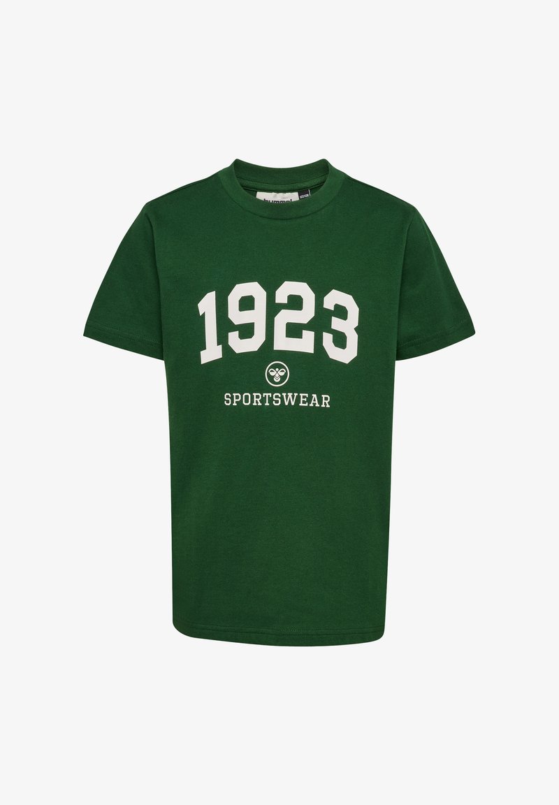 Zielona bawełniana koszulka z krótkim rękawem, z białym nadrukiem tekstu "1923" oraz "SPORTSWEAR" w klasycznej sportowej czcionce. Okrągły dekolt.