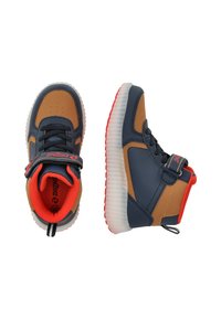 Højtop sneakers med en marineblå, brun og rød farveskema. Fremstillet af syntetiske materialer med en tekstureret gummisål og stroplukning.