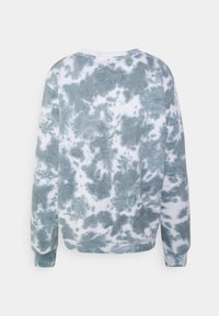 Sudadera tie-dye con un patrón en gris claro y blanco, mangas largas, cuello redondo y puños acanalados. Textura de tela suave.