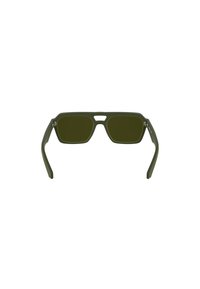 Rechteckige Sonnenbrille mit dunkelgrünen Gläsern und mattem olivgrünen Rahmen. Verfügt über ein markantes Brückendesign und gerade Bügel.