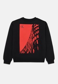 Zwarte sweatshirt met een groot rood grafisch ontwerp op de achterkant, dat een architectonische structuur weergeeft. Ribbels bij de mouwen en de hals.