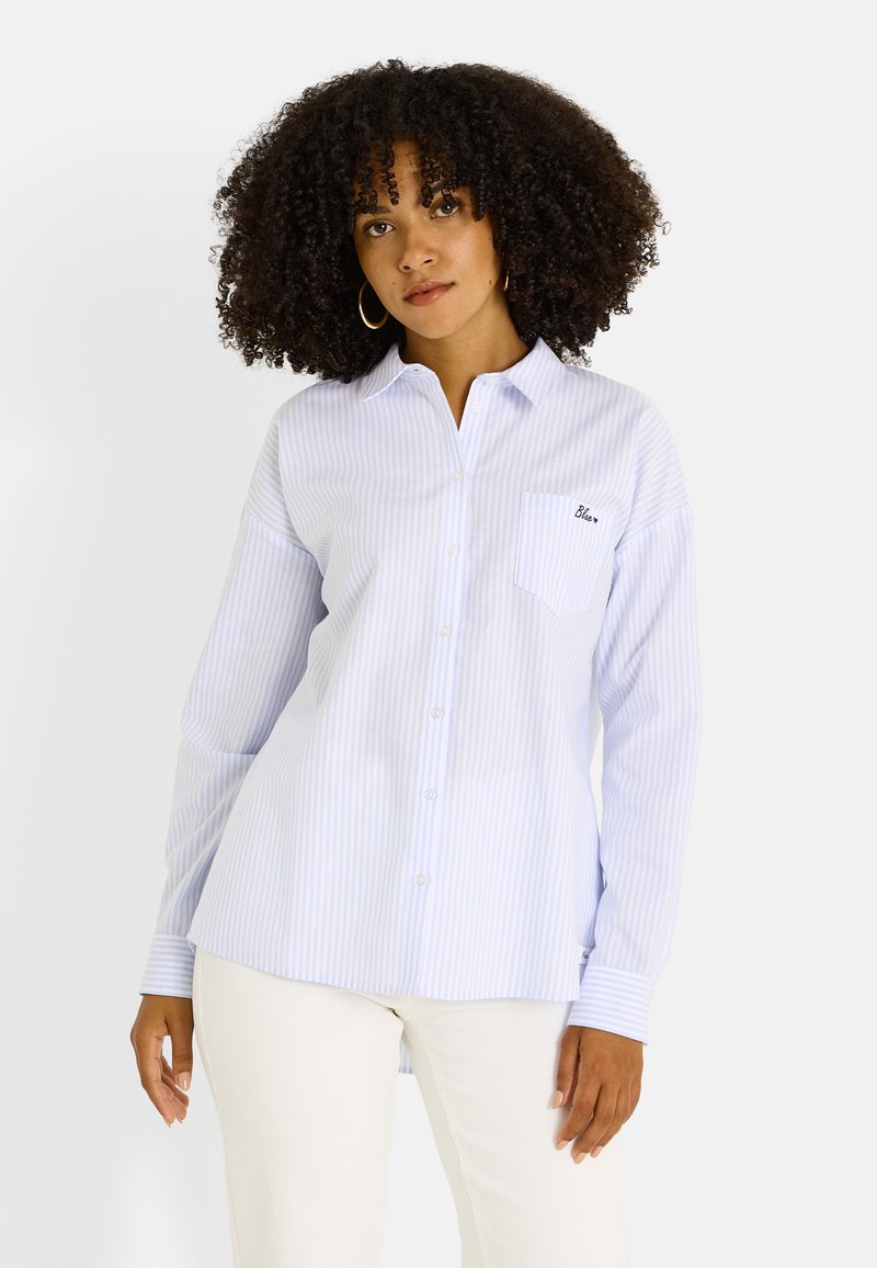 Camisa azul claro a rayas con botones, hecha de algodón, con mangas largas, cuello, un bolsillo en el pecho izquierdo y detalle bordado.