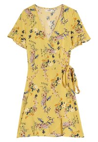 Robe portefeuille jaune à fleurs avec manches courtes à volants, un profond décolleté en V et une ceinture à nouer autour de la taille. Le tissu présente des motifs complexes de fleurs et de feuilles.