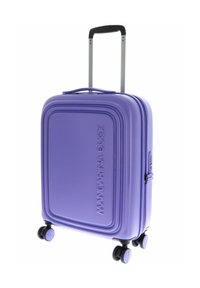 Valise rigide violette avec un motif texturé, serrure TSA intégrée, poignée télescopique et quatre roues noires pour une maniabilité optimale.