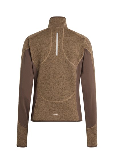 Chaqueta de forro polar marrón de manga larga con cuello alto, paneles laterales más oscuros y una tira reflectante vertical en la parte superior de la espalda.