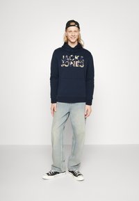 Jack & Jones JJEJEFF CORP HOOD - Jersey con capucha - navy blazer