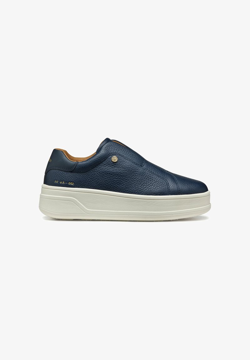 Chaussures sans lacets en cuir bleu marine à finition texturée, semelle de couleur claire et détail de logo subtil sur le côté. Elles possèdent un intérieur rembourré.