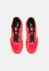 Mizuno WAVE PHANTOM 3 - Obuća za rukomet - radiant red/white/carrot curl