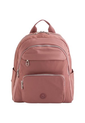 Mochila de color rosa empolvado con múltiples compartimentos con cremallera, bolsillos laterales y un asa superior, exhibida sobre un fondo blanco.