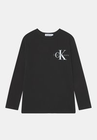Maglietta a maniche lunghe nera in cotone con logo bianco "CK" sul petto. Girocollo classico con orlo dritto e maniche aderenti.