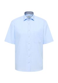 Camicia a maniche corte azzurro chiaro realizzata in tessuto morbido, con chiusura a bottoni sul davanti e una piccola tasca sul petto sinistro. Colletto interno a motivo a griglia.