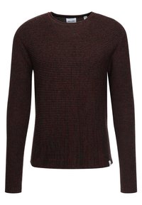 Donkere rode gebreide trui met een ronde halslijn en lange mouwen, voorzien van een ribbelstructuur en een klein logotag aan de zoom.