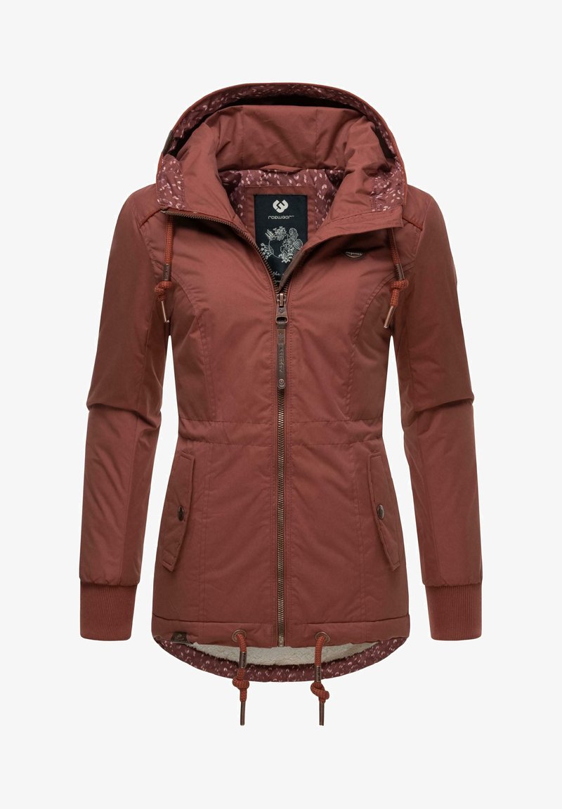 Bordo spalvos lauko striukė su užtrauktuku, elastiniais rankogaliais ir reguliuojamu raišteliu kapuce. Viduje yra raštuota pamušalo medžiaga. Išskirtiniai kišenių detalės.