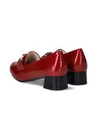 Rode lakleren blokhak schoenen met een ronde neus en gespsluiting, met een glanzende afwerking en een gestructureerd oppervlak.