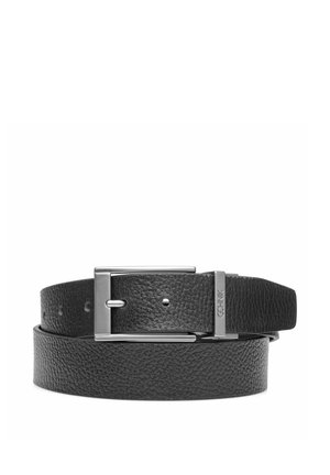 Czarny pasek ze skóry o fakturze, z prostokątną srebrną klamrą i metalową pętlą z wygrawerowaną nazwą marki, ułożony w zwoje na białym tle.